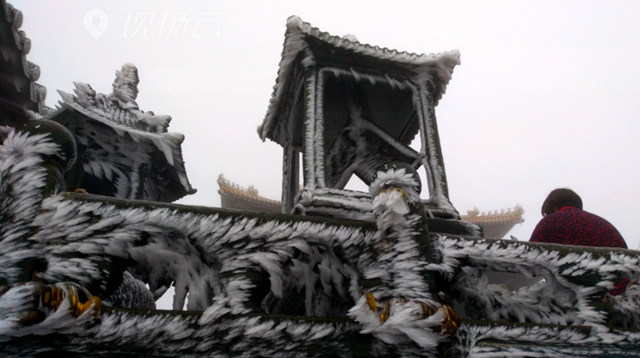 武当山下2020年的初雪了的雪后武当山的雾凇雪景2