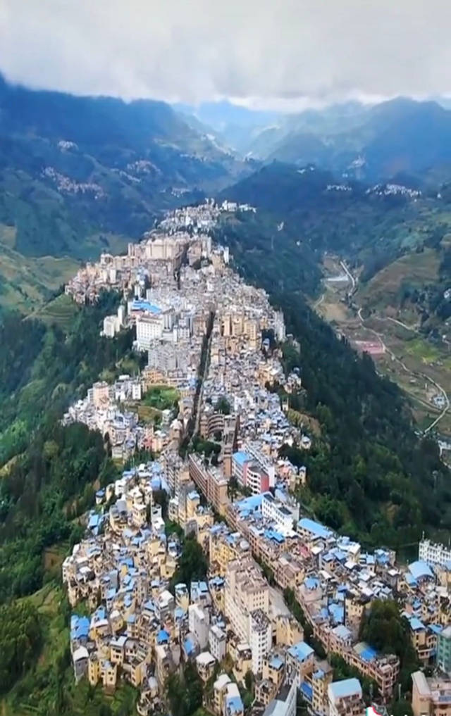 国内一座建在高山顶上的小县城--绿春县
