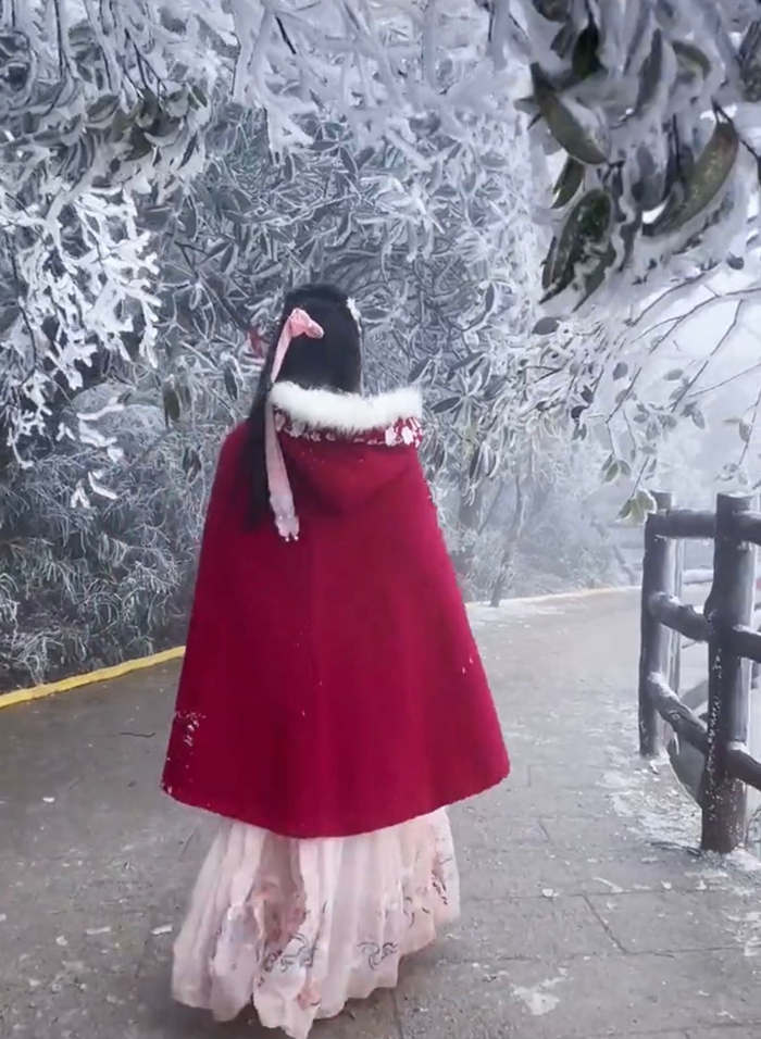 五指峰上的冰雪道路上穿古装的小姐姐