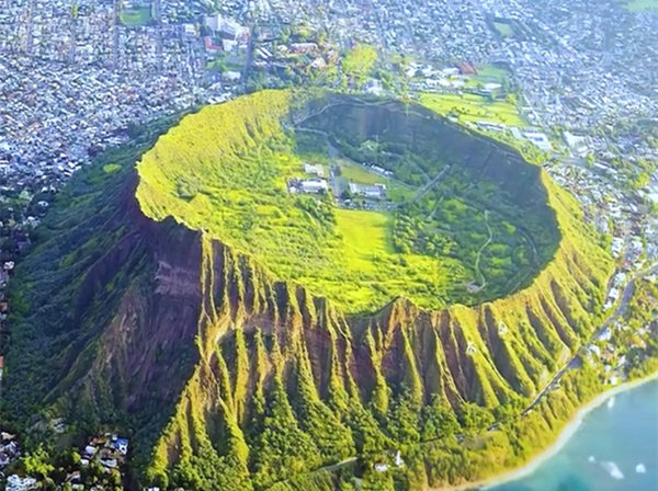 建在火山口正中央的几栋房子，美得让人窒息！