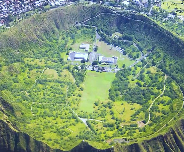 火山口正中央的几栋房子