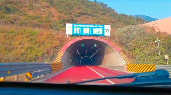 泥巴山隧道，一条能穿越冬夏两个世界的隧道1