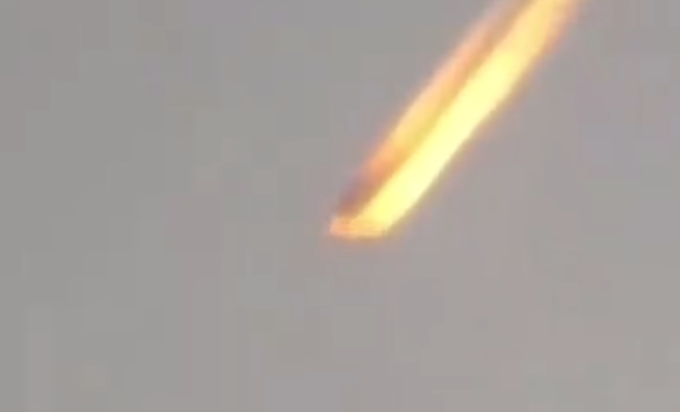 美国上空现呈急速俯冲态势的夜光航迹云1