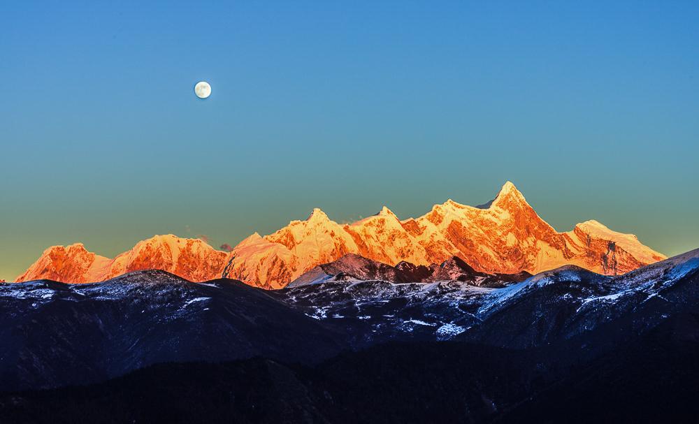 南迦巴瓦峰峰顶美景--月亮伴金山