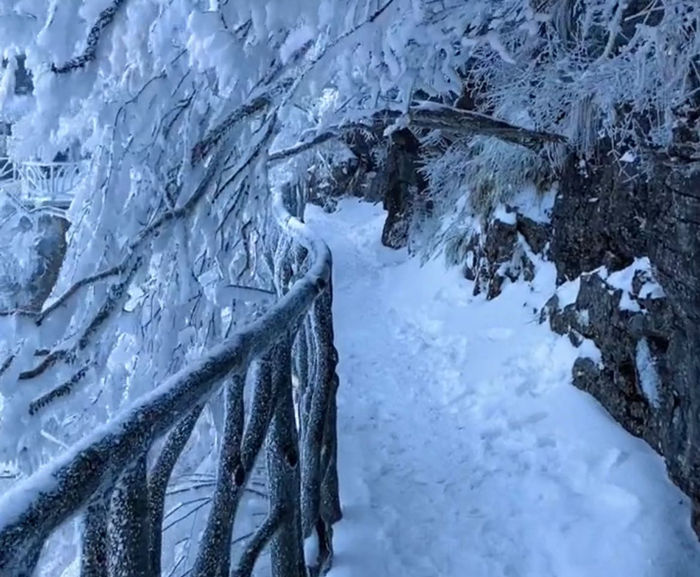 冰封的天门山玻璃栈道美景