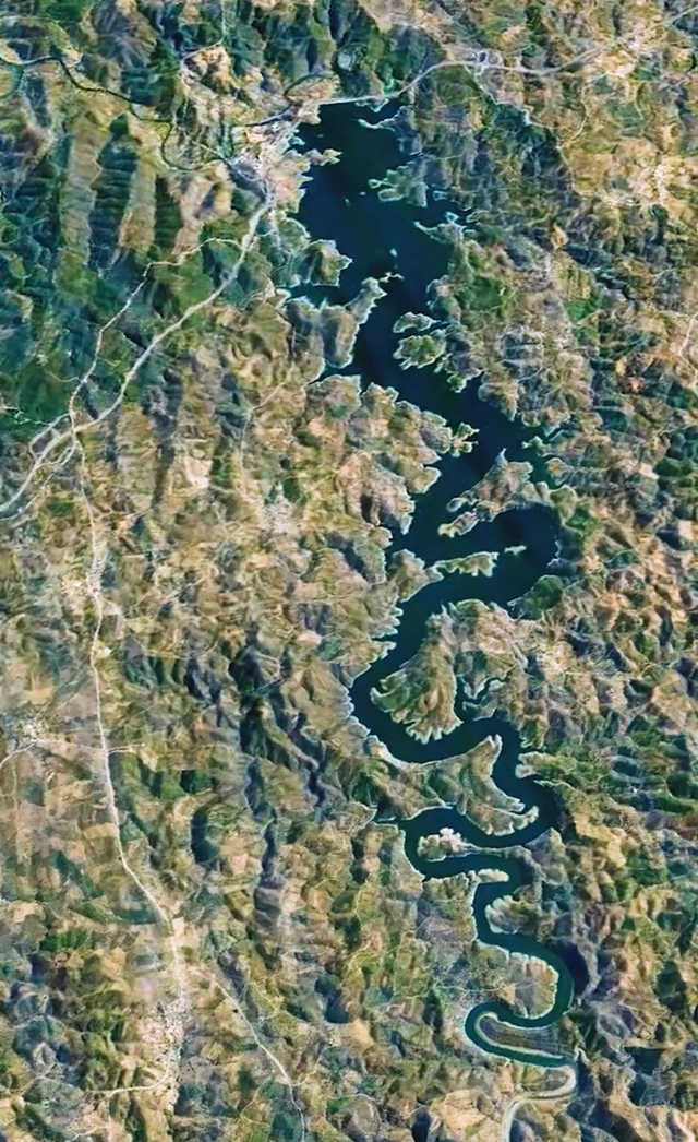 蓝龙河的卫星地图