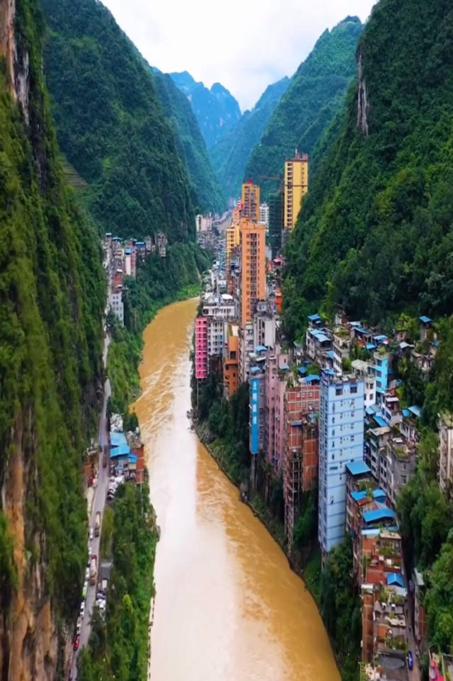 世界上最窄的县城 真“一线城市”