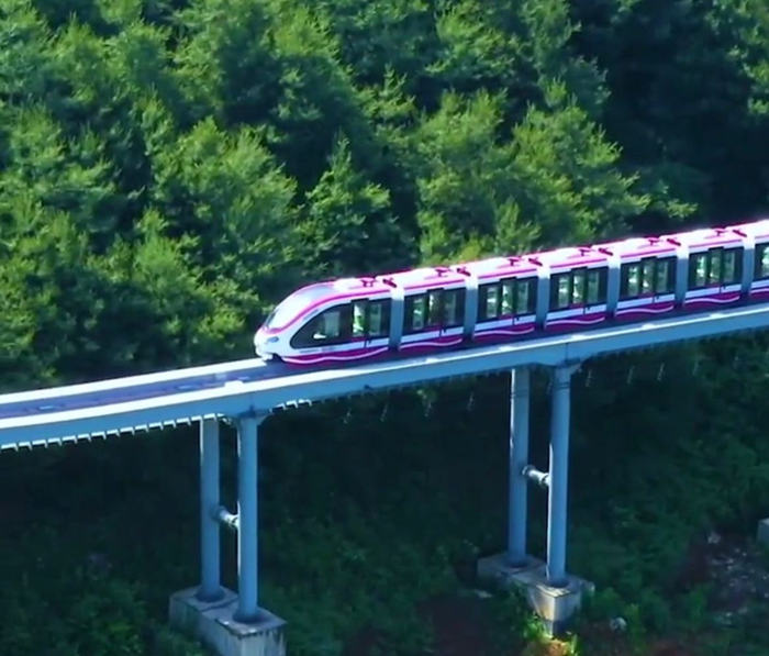 贵州六盘水千户彝寨野玉海山地旅游度假区内的观光小火车