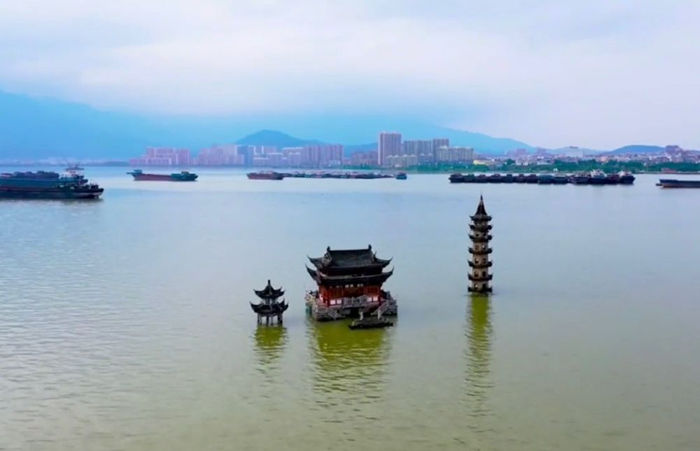 落星墩常年浸泡在水下
