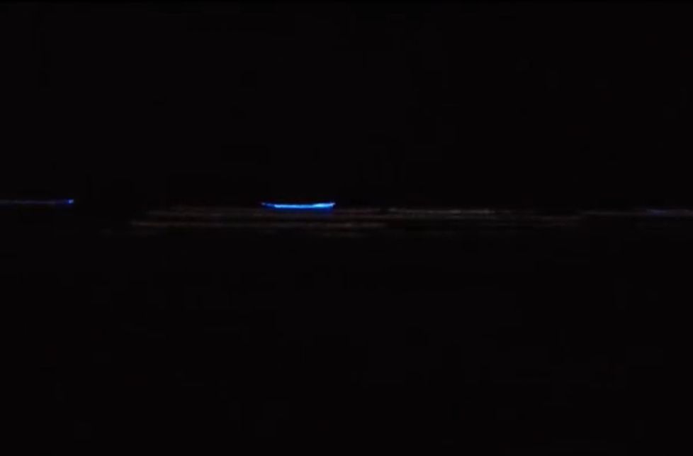 2021年2月21日晚上，惠州双月湾出现蓝色荧光海滩奇观2