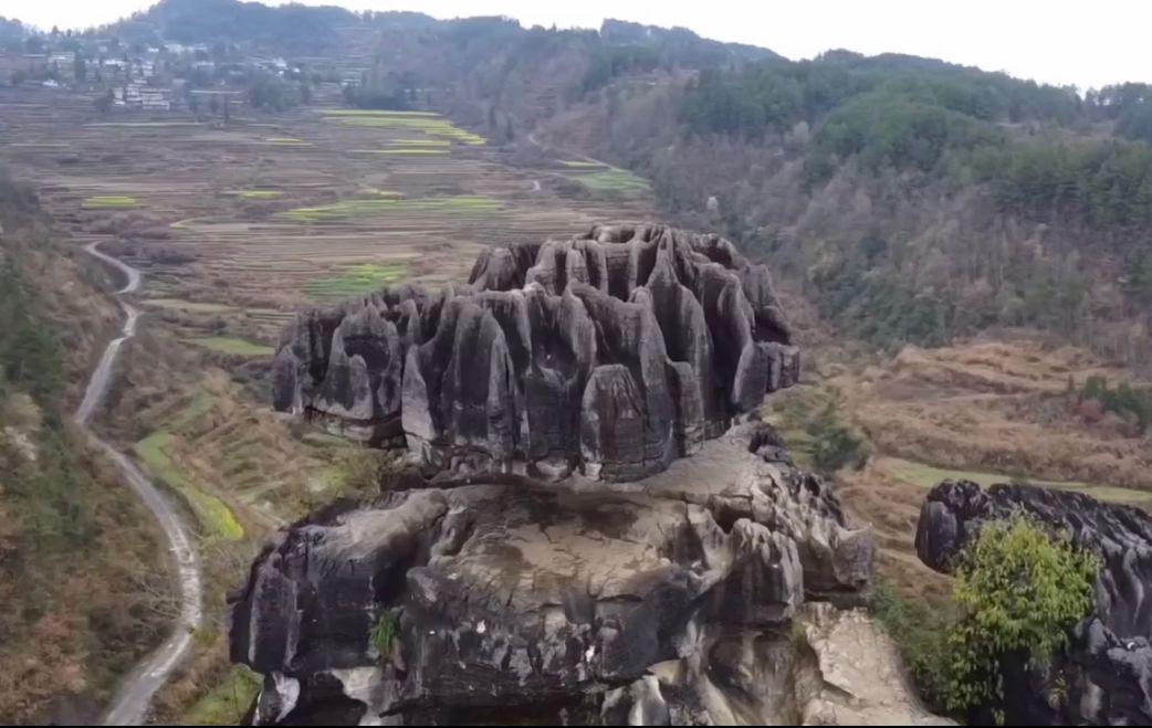 重庆市彭水县城鞍子苗寨的一块小石头撑起几十吨巨石的奇观