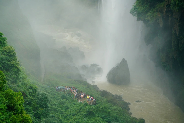 几场春雨后的马岭河峡谷瀑布群美景