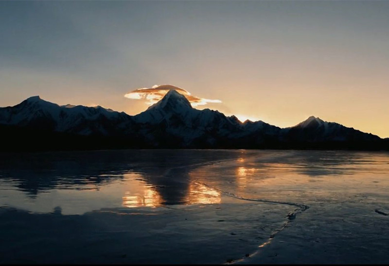 贡嘎雪山头顶帽状云奇观的美景