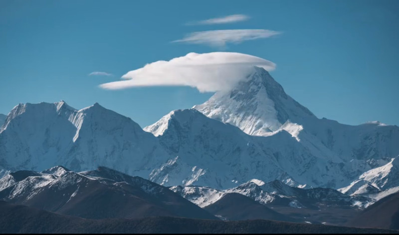 贡嘎雪山头顶帽状云奇观的美景