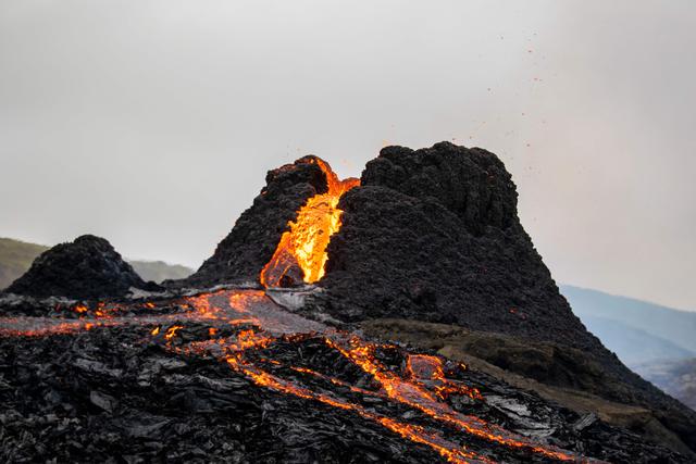 沉寂了6千多年的冰岛火山忽然喷发了 而民众却淡定地在山下玩排球
