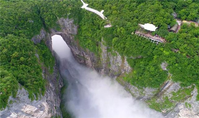 带你去看神奇的世界：张家界天门山的天门吐雾震撼奇观景象！