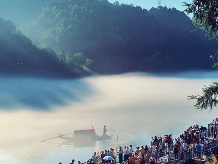 一起来欣赏郴州东江湖烟雾弥漫的小东江如画美景3