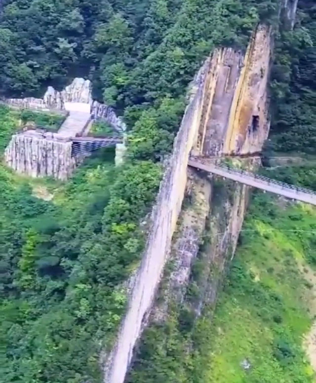 带你去看神奇的世界：重庆武陵山大裂谷的一片江山奇观！