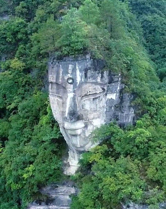比乐山大佛头部还高的贵州大山里大佛头像左脸