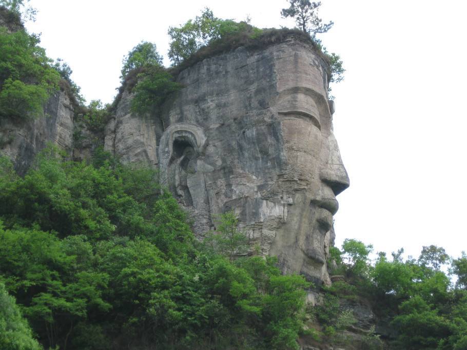 比乐山大佛头部还高的贵州大山里大佛头像右脸