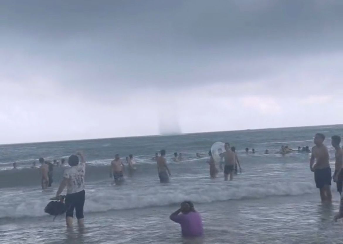 五一假期，阳江海陵岛海滩水域出现水龙卷，惊呆了游客