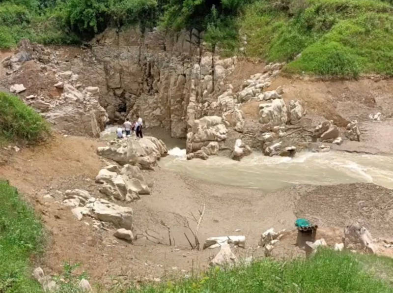 凤山石马湖湖水突然干涸，美丽的景点就这样消失了