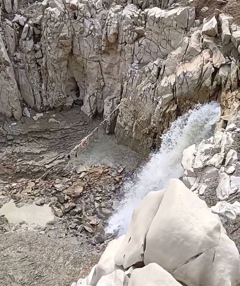 凤山石马湖湖水突然干涸，湖水最终在一个湖底的石缝中流了下去