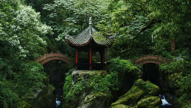 峨眉山半山腰的清音阁