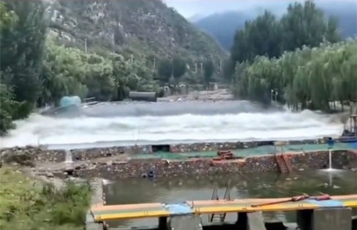 焦作山区旅游景点山洪爆发，洪水排山倒海而来2