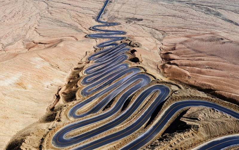  盘龙古道的公路是一圈一圈网上盘上去的