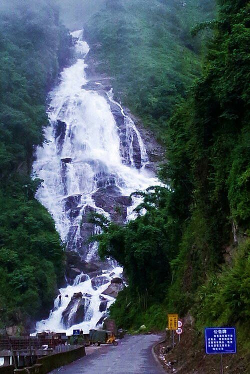 带你去看世间的美景--云南玉溪哀牢山咆哮的南恩瀑布