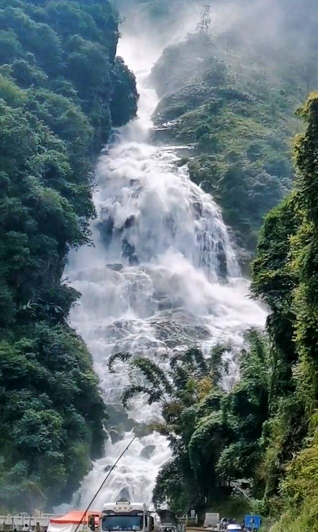 带你去看世间的美景--云南玉溪哀牢山咆哮的南恩瀑布