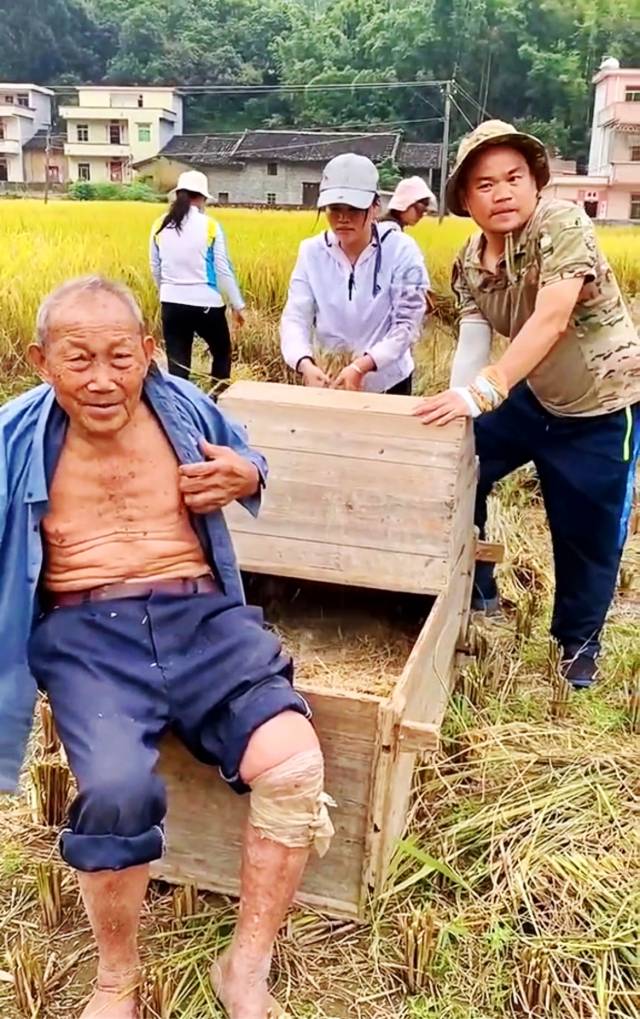 感动！12名驴友爬山返程帮两高龄老人收割稻谷