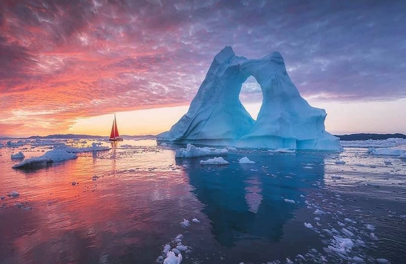 傍晚时分的格陵兰岛拱门冰山