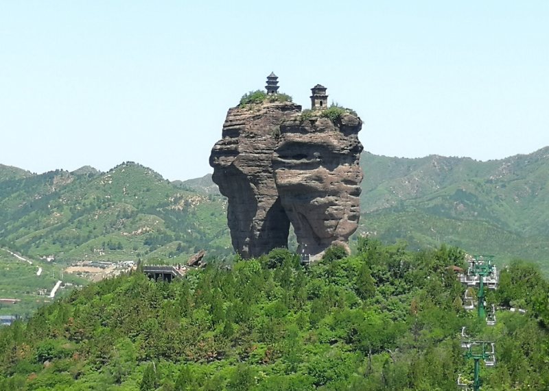 中国八大最险寺庙 8、河北承德双塔山