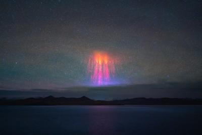 520当天喜马拉雅山脉爆发红色精灵闪电，就像宇宙极致浪腹的烟花秀!