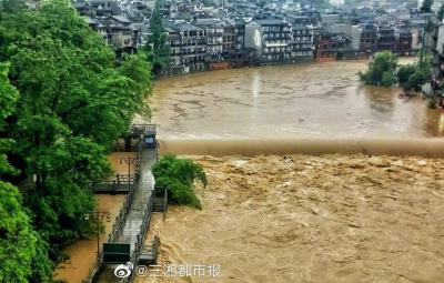 六一儿童节湘西突降暴雨，凤凰古城都被淹了！