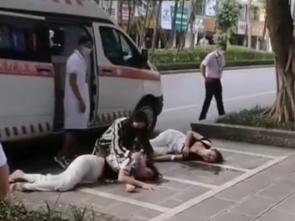 玩大了，两位女游客在云南西双版纳喝自烤酒醉倒街边！