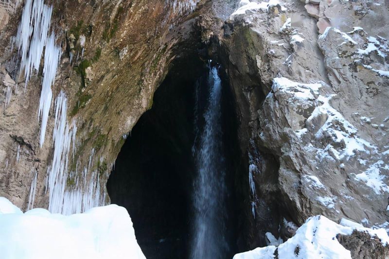 昭苏库尔德克水帘洞风景区