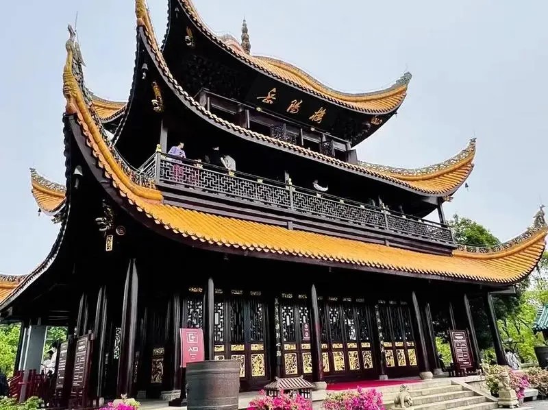 岳阳楼，江南三大名楼之一，因杜甫的诗词而闻名天下