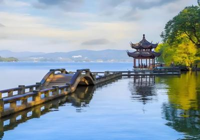 西湖有哪些旅游景点？杭州西湖十大著名景点排名与深度攻略